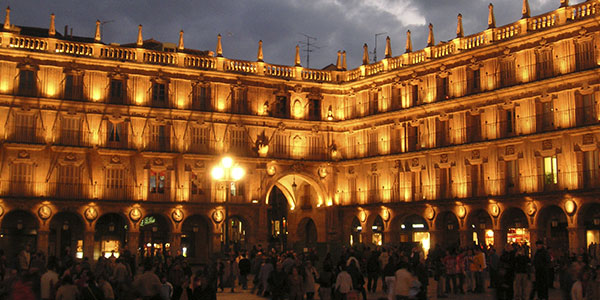 Plaza Mayor de noche lola languages